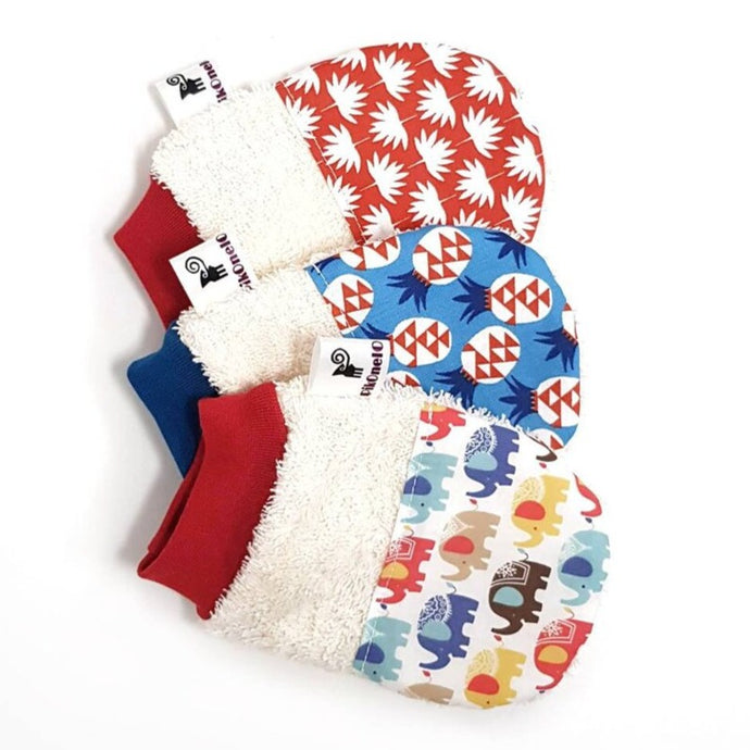 Lot de 3 gants de toilette adapté aux mains des enfants.