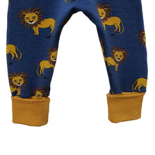 Charger l&#39;image dans la galerie, Pantalon sarouel slim évolutif &quot;LIONS ” en sweat bouclettes BIO GOTS.