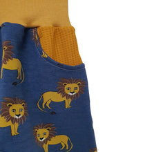 Charger l&#39;image dans la galerie, Pantalon sarouel slim évolutif &quot;LIONS ” en sweat bouclettes BIO GOTS.