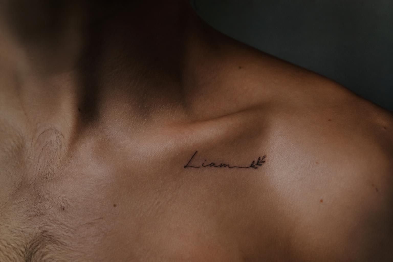 découvrez des idées uniques et intimes de tatouages de prénom pour homme, alliant créativité et signification personnelle pour un motif qui vous ressemble.