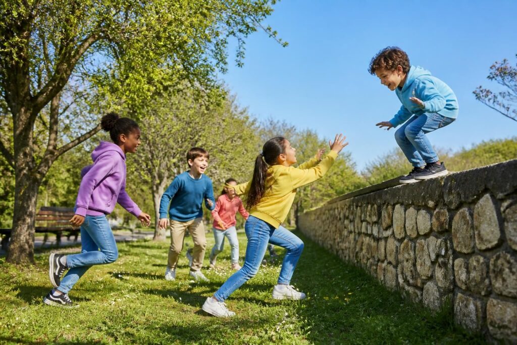 découvrez le jeu intemporel du chat perché, un classique de l'enfance idéal pour développer l'agilité et la motricité des enfants tout en s'amusant en plein air.
