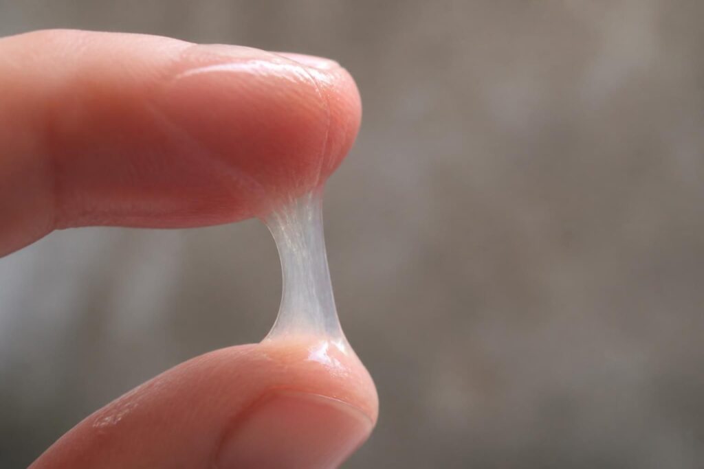 découvrez à quoi ressemble la glaire cervicale en début de grossesse, ses premières textures et couleurs, pour mieux comprendre les signes de conception.